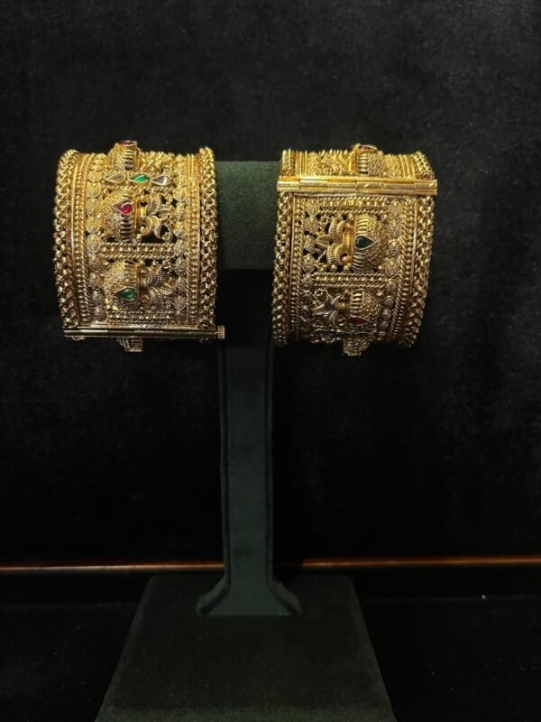 Antique kada